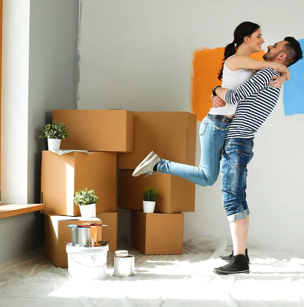 Feliz jovem casal se movendo em nova casa — Fotografia de Stock