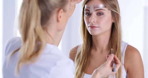 Permanente make-up voor wenkbrauwen. Close-up van mooie vrouw met dikke wenkbrauwen in schoonheidssalon — Stockfoto