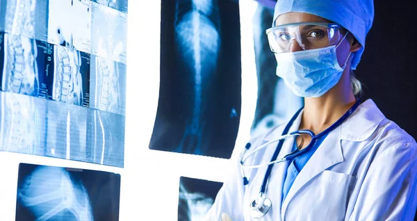 Imagem de mulher atraente médico olhando para os resultados de raios-x. — Fotografia de Stock