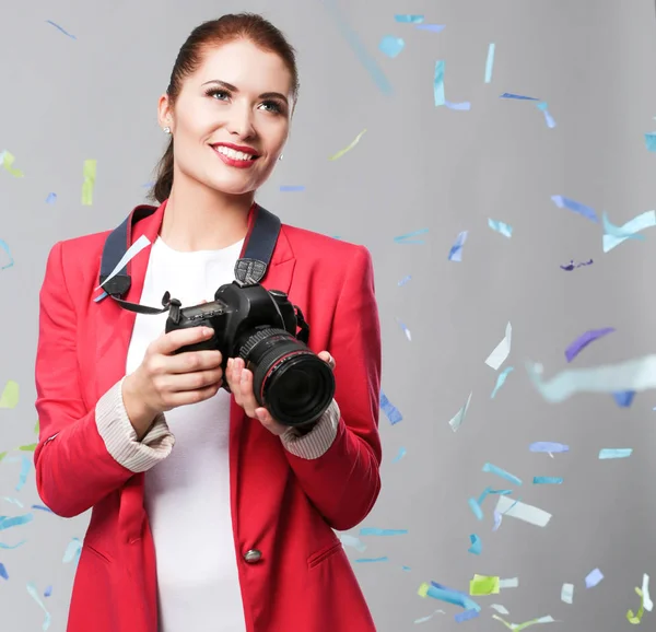 Bella donna felice con macchina fotografica alla festa di festa con coriandoli. Compleanno o Capodanno celebrando concetto — Foto Stock