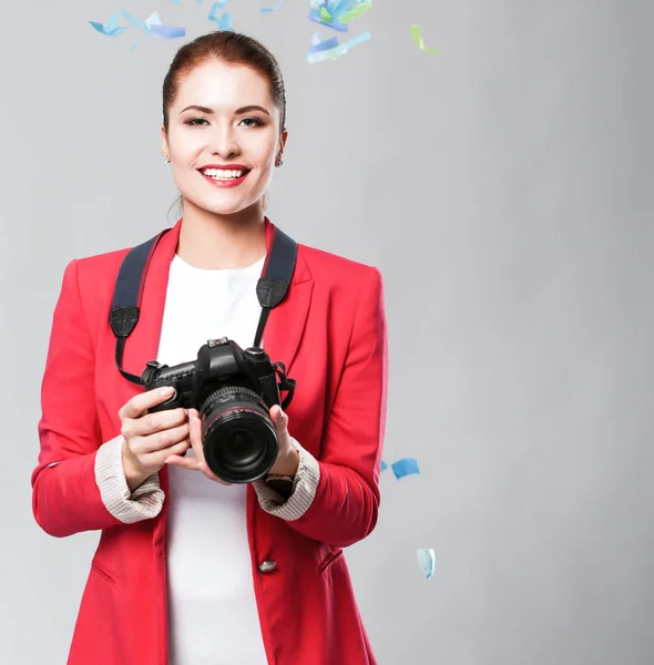 Bella donna felice con macchina fotografica alla festa di festa con coriandoli. Compleanno o Capodanno celebrando concetto — Foto Stock