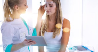 Kaşlar için kalıcı makyaj. Güzellik salonunda kalın kaşlı güzel bir kadın.