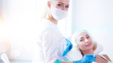 Kaşlar için kalıcı makyaj. Güzellik salonunda kalın kaşlı güzel bir kadın.