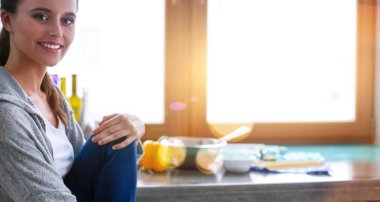 Mutfaktaki kadın. Mutfakta yemek yapmak..