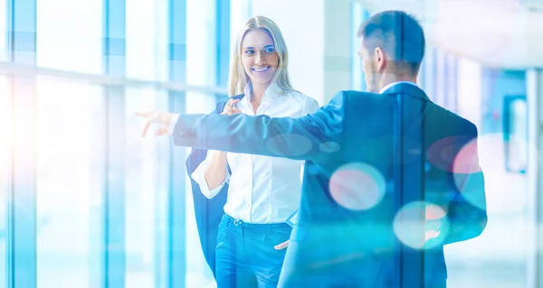 Businesspeople walking in the corridor of an business center — Stock Photo, Image