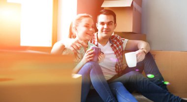 Yeni eve taşınan genç çiftin portresi.