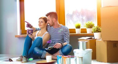 Yeni eve taşınan genç çiftin portresi.