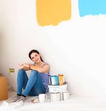 Yeni oda boyama sırasında genç kadın portre 