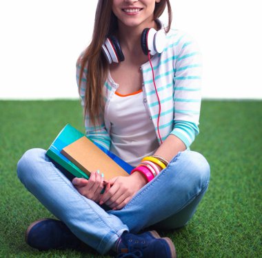 kadının okuma kitabı yeşil çimenlerin üzerinde oturur 