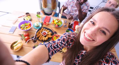 Öğle yemeği sırasında selfie çeken bir grup insan. Kendim. Arkadaşız. Arkadaşlar yemek yerken fotoğraflanır.