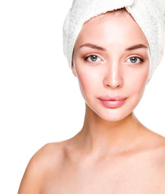 hombre que trabaja en el gimnasio 