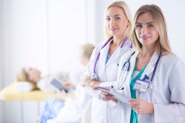 tıbbi ofiste geçti silah ile duran üç kendine güvenen kadın doktor portresi.