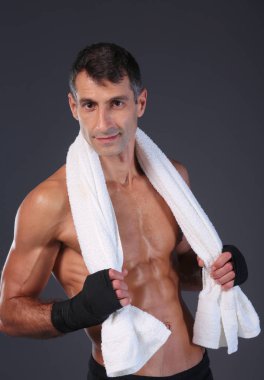 Siyah arka plan üzerine ayakta güçlü atletik adam.