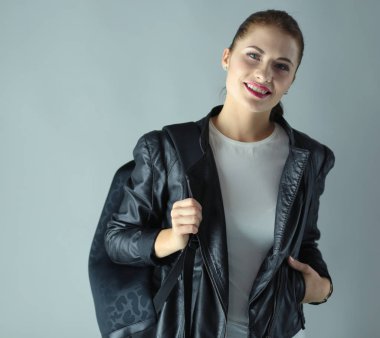 gri şık siyah ceketli güzel genç esmer kadın portresi.