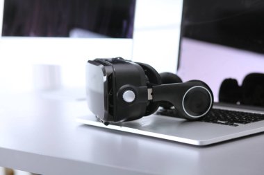 Bilgisayarlı sanal gerçeklik gözlükleri. İş. 3D teknoloji