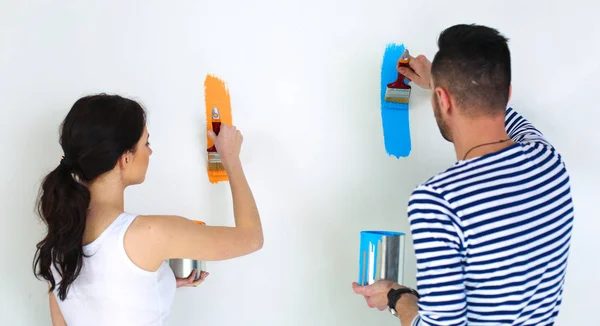 Portrait of happy smiling young couple  painting interior wall of new house — Stock Photo, Image