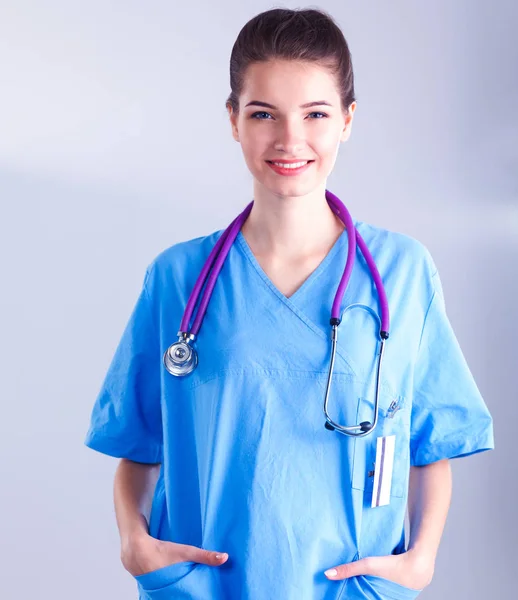 Portrait de jeune femme médecin debout à l'hôpital — Photo