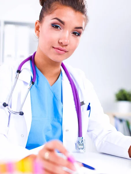 Femme chercheuse entourée de flacons et flacons médicaux, isolée sur fond blanc — Photo