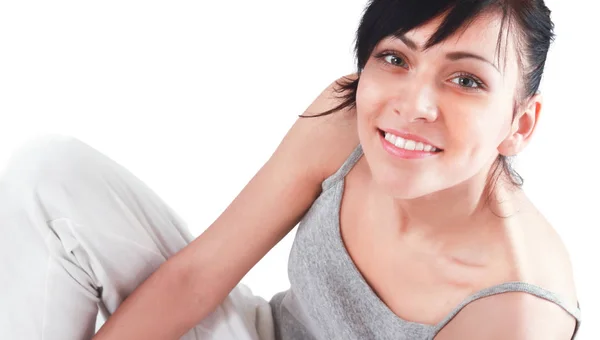 Jolie jeune femme assise sur le plancher, isolé fond blanc — Stockfoto