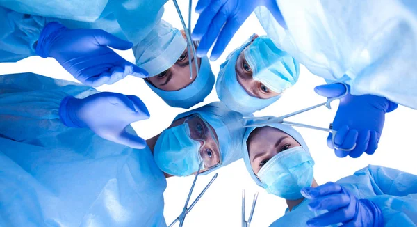 Cirurgiões segurando instrumentos médicos nas mãos e olhando para o paciente — Fotografia de Stock