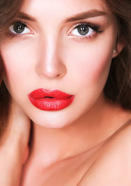 Hermosa piel de mujer con labios rojos sobre fondo blanco — Foto de Stock