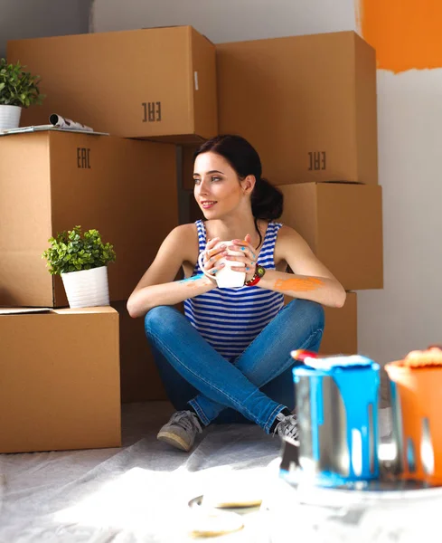 Portret van de jonge vrouw tijdens het schilderen van nieuw appartement — Stockfoto