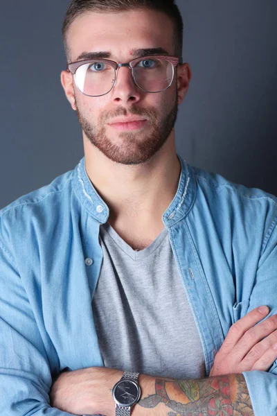 Retrato de um homem casual feliz de pé isolado em um fundo escuro. Bonito macho posando . — Fotografia de Stock