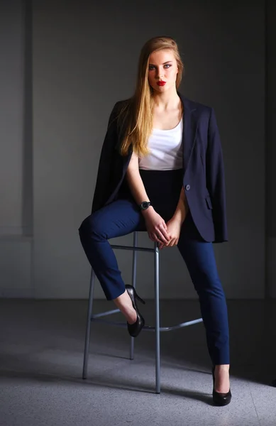 Young woman sitting on a chair . Young woman — Stock Photo, Image