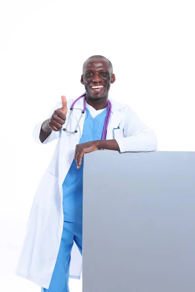 Een mannelijke dokter met een leeg bordje. Dokter. Billboard — Stockfoto