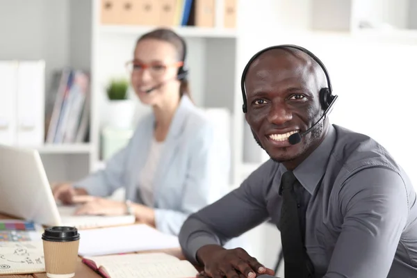 Portret van een Afro-Amerikaanse jonge zakenman met headset. — Stockfoto