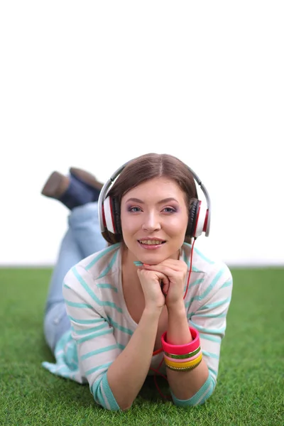 Ung kvinna lyssnar på musiken. Ung kvinna — Stockfoto