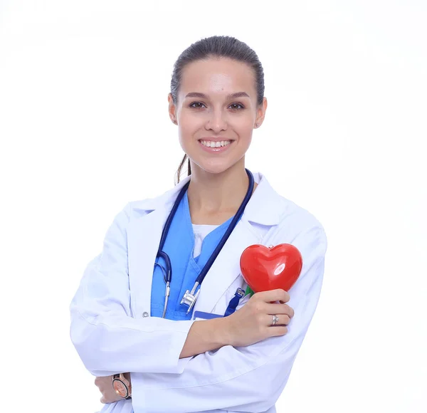 Médica feminina positiva em pé com estetoscópio e símbolo de coração vermelho isolado. Mulher médica — Fotografia de Stock