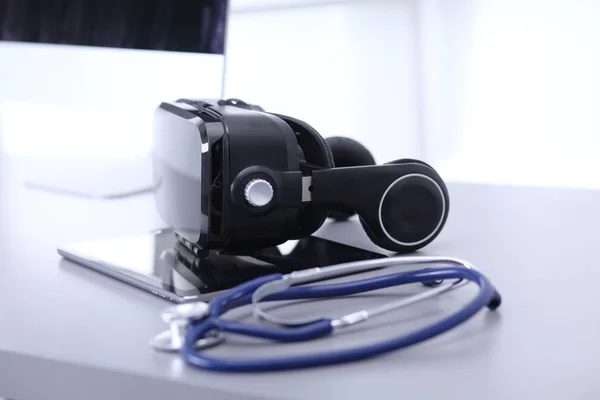 Virtual reality bril op bureau met laptop. Zaken. 3d technologie — Stockfoto