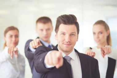 Grup iş adamları toplantı sırasında dizüstü bilgisayar ile sunum yapıyor. Grup iş adamları