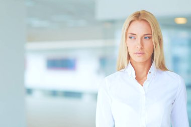 Genç iş kadını ofiste el sıkışması ayakta hazır. Genç iş kadını