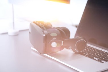 Bilgisayarlı sanal gerçeklik gözlükleri. İş. 3D teknoloji