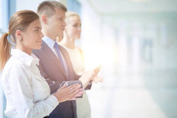 Gente de negocios sonrientes aplaudiendo una buena presentación en la oficina. Gente de negocios sonriente — Foto de Stock