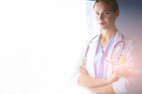 Portrait de jeune femme médecin avec manteau blanc debout à l'hôpital. — Photo