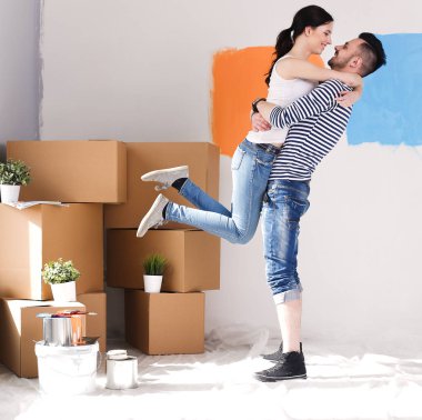 Mutlu genç çift yeni evin içinde hareket. Genç Çift