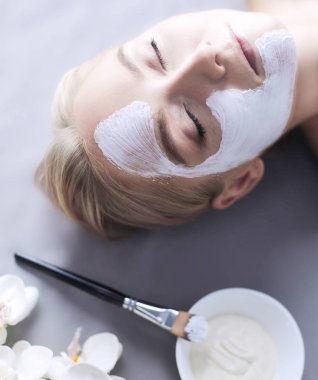 Yüz maskesi. Güzel genç kız Spa, makyajcısı kadın yüz maskesi uygulama