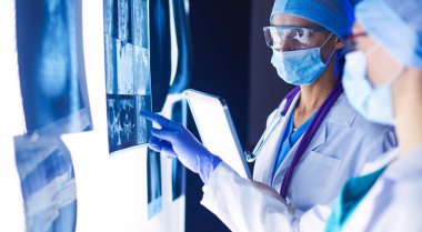 Hastanede röntgen çektiren iki kadın doktor..