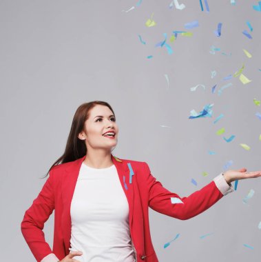 Konfeti kutlama parti güzel mutlu kadın. Doğum günü veya yeni yıl arifesi kavramı kutlama.