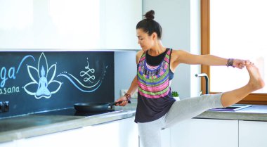 Formda ve çekici genç bir kadın sağlıklı yemek hazırlıyor. Kadın.