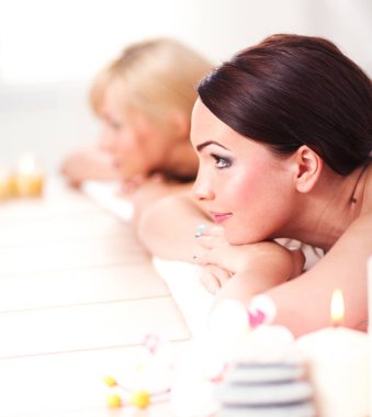 Rahatlatıcı ve spa merkezinde zevk iki genç güzel kadın. İki genç güzel kadın rahatlatıcı