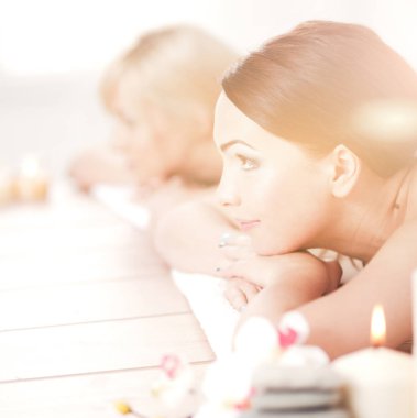 Rahatlatıcı ve spa merkezinde zevk iki genç güzel kadın. İki genç güzel kadın rahatlatıcı