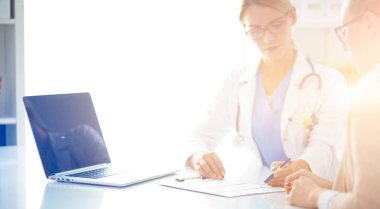 Doktor ve hasta çift masada oturmuş bir şey tartışıyorlar..