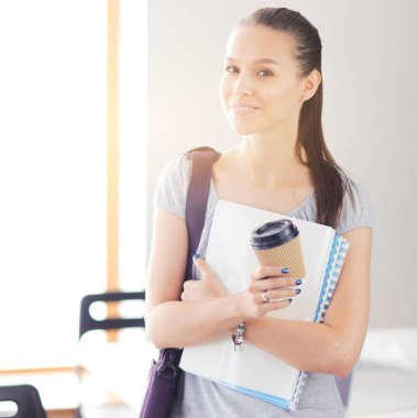 Egzersiz kitap tutan genç öğrenci kadın portresi. Öğrenci kadın