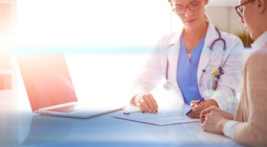 Doktor ve hasta çift masada oturmuş bir şey tartışıyorlar..