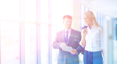 Başarılı iş takım ayakta Office gülümseyerek. iş