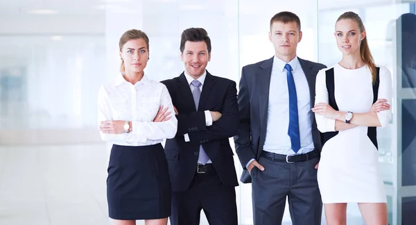 Gelukkig business team duimen opdagen in office. Gelukkig business team — Stockfoto